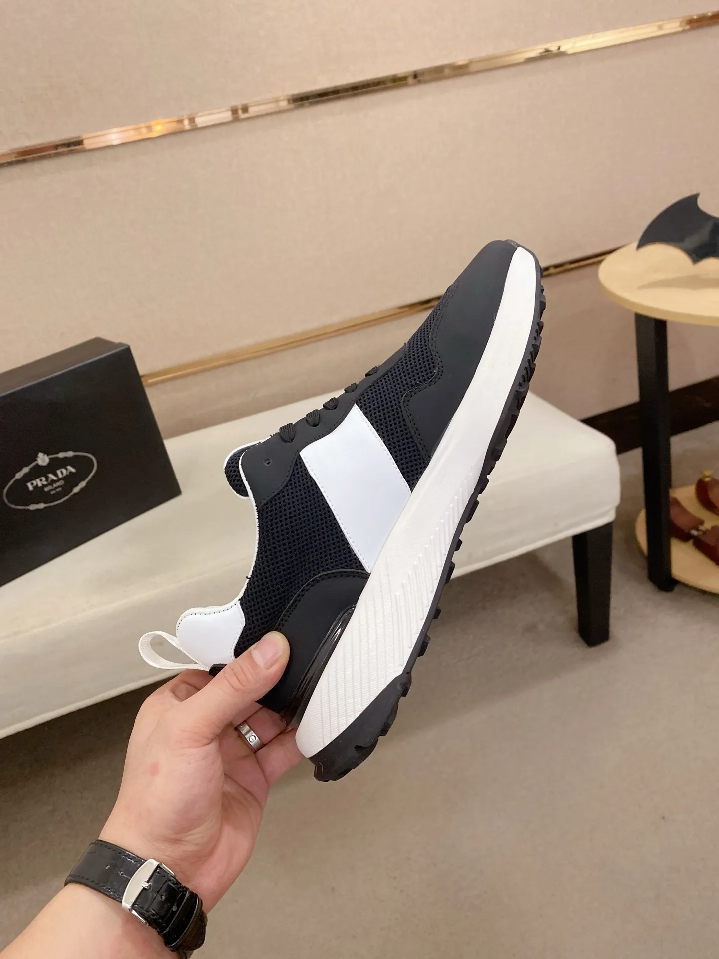 Men's shoes 💰 442💰 ✔️✔️✔️The new PRADA (Prada) counters are launched simultaneously. The new men's shoes and 😘fabrics are made of selected cowhide and waterproof and breathable fabrics. Lining: Breathable mesh lining. 👍🏿 High-end ☄️ air-cushion molded anti-slip rubber outsole, exquisite lines, simple and elegant, comfortable and high-end for leisure travel. Code number: 38 to 44 (45 can be customized and cannot be returned or exchanged)